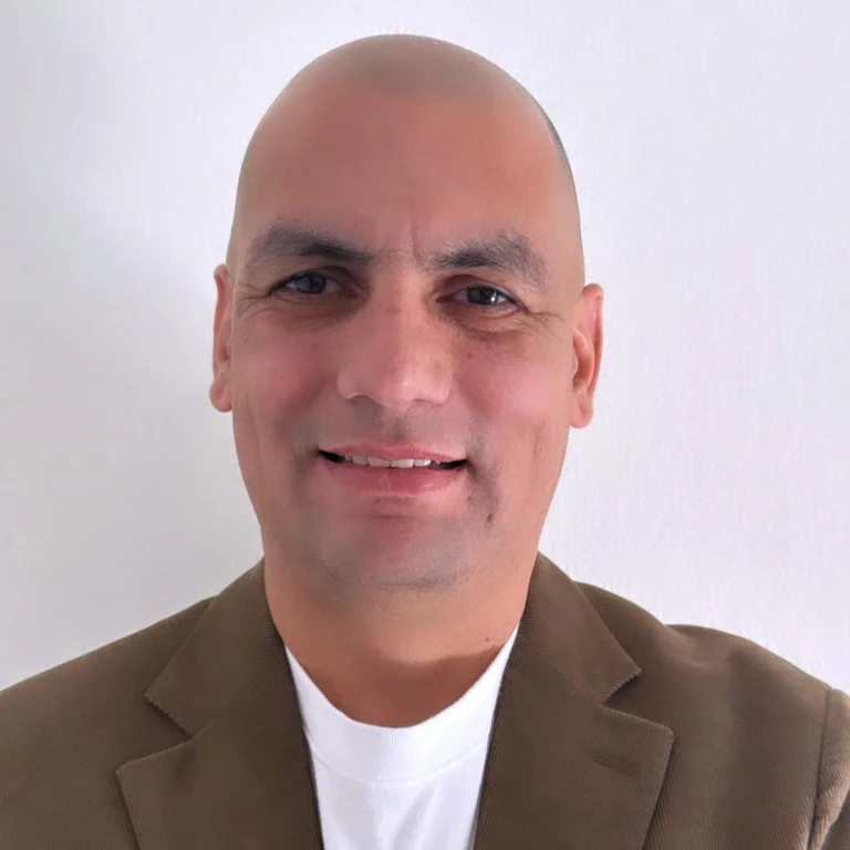 Retrato de [Nombre], asesor comercial de DKODING